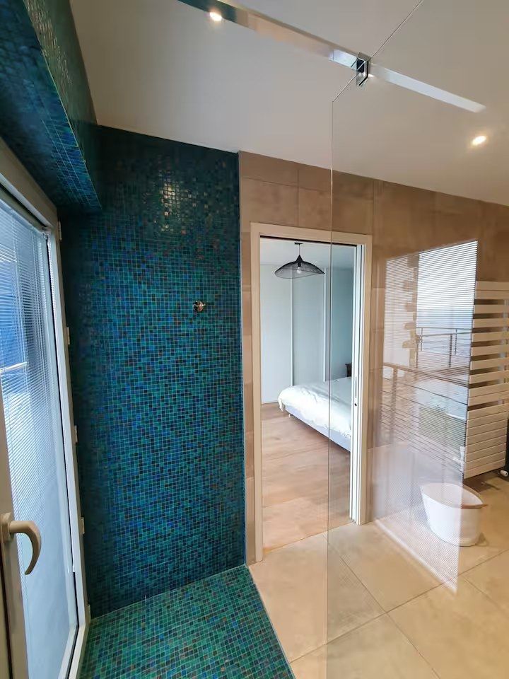 Sa salle d'eau — accès à la chambre